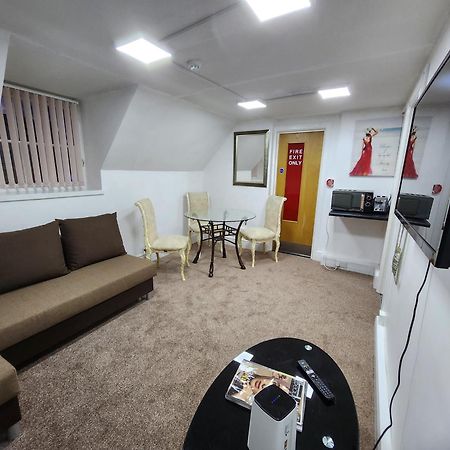 Stylish Modern 1-Bed Apartment In Prime Solihull Town Centre Exterior photo