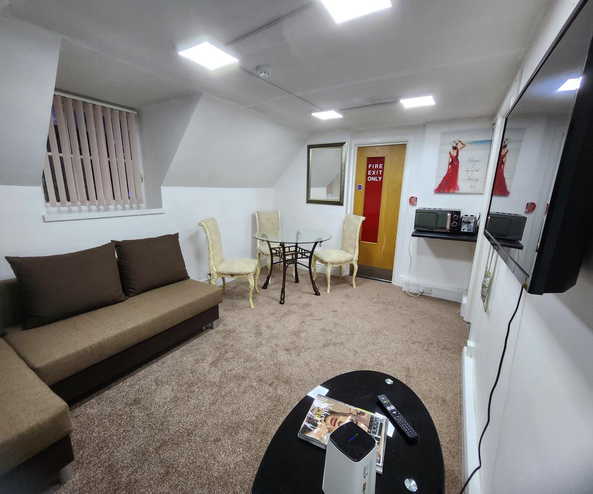 Stylish Modern 1-Bed Apartment In Prime Solihull Town Centre Exterior photo