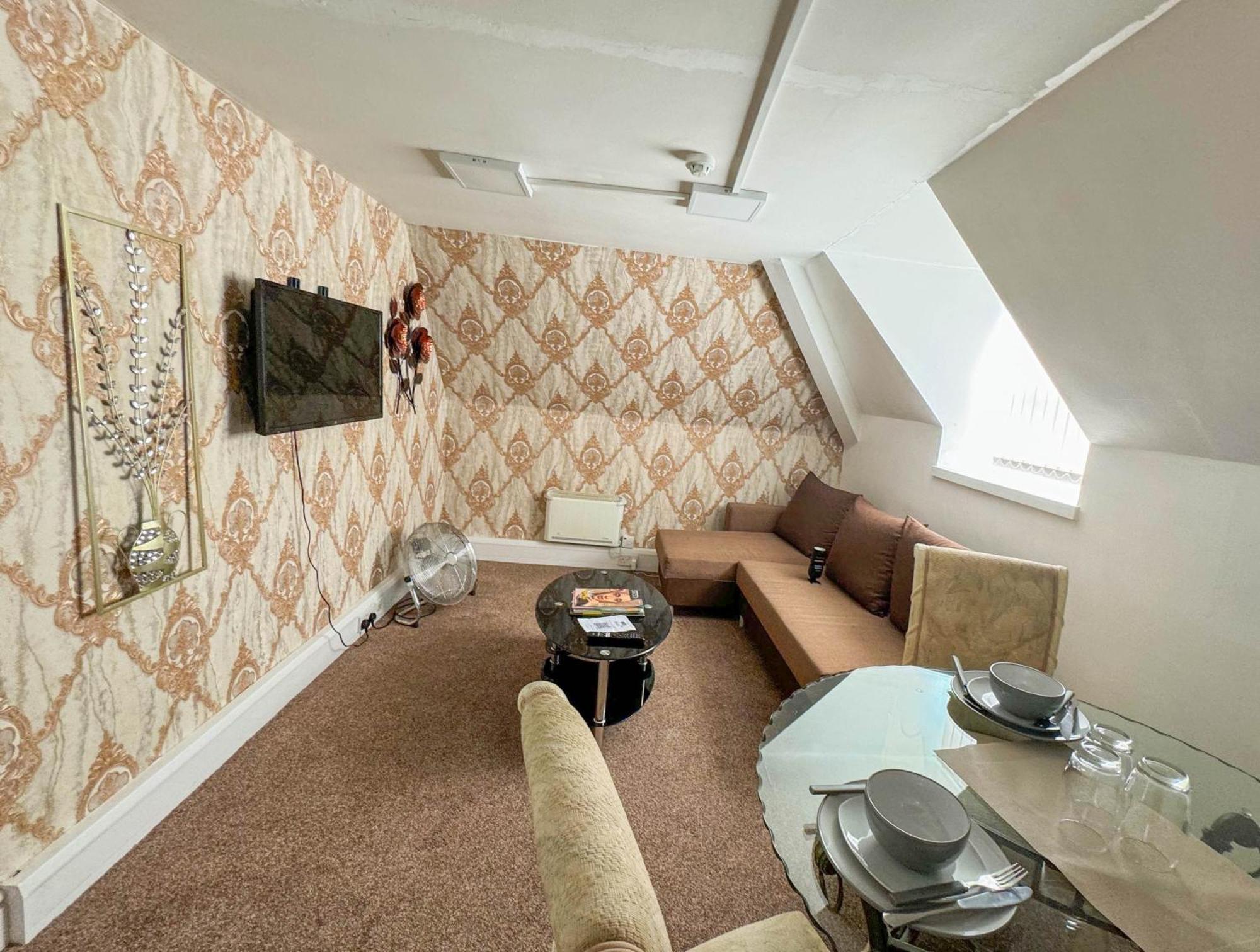 Stylish Modern 1-Bed Apartment In Prime Solihull Town Centre Exterior photo